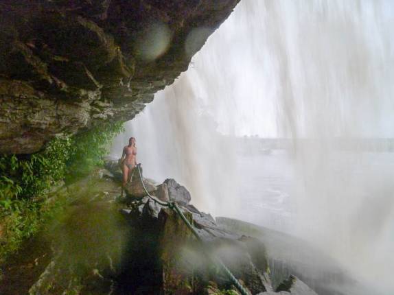 Caminhando por baixo do Salto El Sapo, em Canaima, no sul da Venezuela